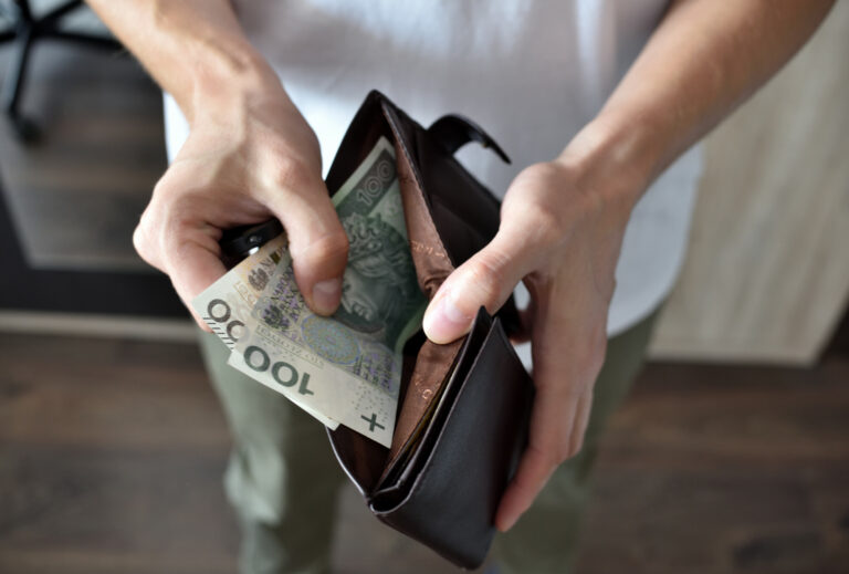 Niewinna Kobieta na Celowniku Lichwiarzy