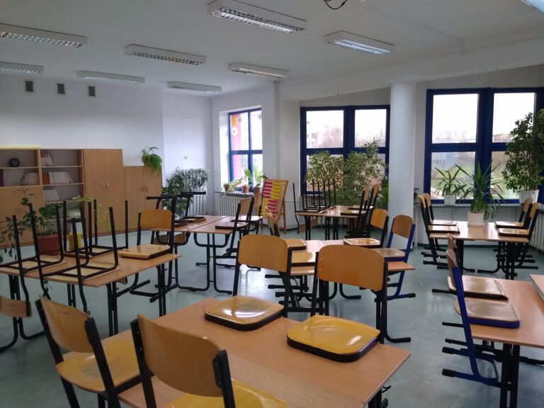 Rada Miasta Lublin przyjęła uchwałę w sprawie uznania polityki Ministra Edukacji i Nauki Przemysława Czarnka za szkodliwą dla polskiej edukacji i sprzeczną z wartościami Lublina jako Europejskiej Stolicy Młodzieży